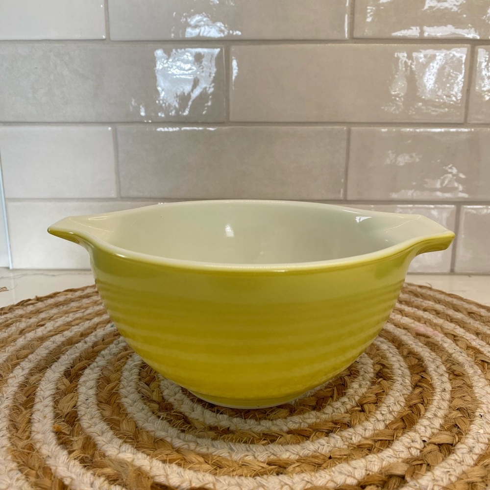 Vintage 1967-1972 Cinderella Pyrex 1.5 pint Verde Bowl 431